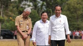 Menhan Prabowo Subianto dan Gubernur Jawa Tengah Ganjar Pranowo mendampingi Presiden Joko Widodo. (Dok. Tim Media Prabowo Subianto) 
