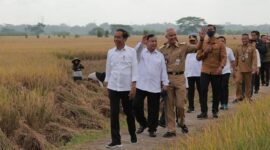 Menhan Prabowo Subianto dan Gubernur Jawa Tengah Ganjar Pranowo mendampingi Presiden Joko Widodo. (Dok. Tim Media Prabowo Subianto) 
