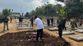 Menteri Pertahanan Prabowo Subianto menghadiri pemakaman Mayjen TNI (Purn) Mulclis Anwar di TMP II Ghiridharmoloyo, Magelang. (Dok. Tim Media Prabowo Subianto)