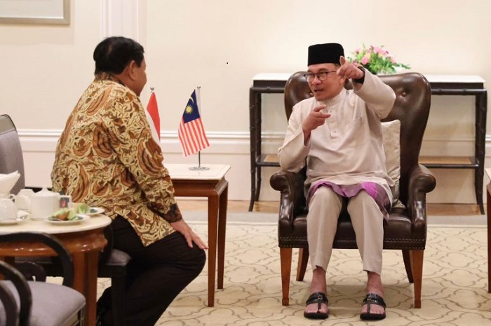 Menteri Pertahanan RI Prabowo Subianto  bersama Perdana Menteri Malaysia Anwar Ibrahim. (Dok. Kemhan.go.id) 
