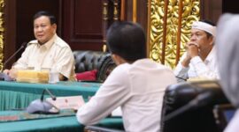 Prabowo Subianto dan Dedi Mulyadi bersama pengurus DPP Asosiasi Pemerintah Desa Seluruh Indonesia (Apdesi). (Foto Dok. Tim Media Prabowo)