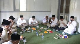 Sekjen Partai Gerindra Ahmad Muzani bersilaturahmi dengan pimpinan pondok pesantren Giri Kusumo, KH Munif Muhammad Zuhri. (Dok. Tim Media Prabowo)