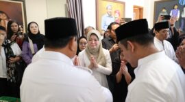 Ketua Umum Partai Gerindra Prabowo Subianto melayat ke rumah duka Wakil Ketua Umum Partai Gerindra Desmond Junaidi Mahesa. (Dok. Tim Media Prabowo Subianto)
