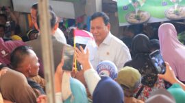 Ketua Umum Partai Gerindra Prabowo Subianto saat di ajak foto bersama. (Facbook.com/@Prabowo Subianto)
