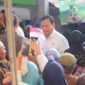 Ketua Umum Partai Gerindra Prabowo Subianto saat di ajak foto bersama. (Facbook.com/@Prabowo Subianto)
