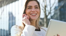 Cara kerja puisi berantai 3 orang, yakni penulis perlu menentukan tema atau konsep umum yang akan menjadi dasar puisi berantai. (Pexels/Andrea Piacquadio)