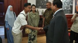 Menteri Pertahanan RI Prabowo Subianto menerima kunjungan dari pemain Timnas Sepak Bola U-23 Pratama Arhan. (Dok. Tim Media Prabowo Subianto) 
