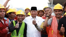 Ketua Umum Partai Gerindra Prabowo Subianto saat bersama Masyarakat. (Facbook.com/@Prabowo Subianto)
