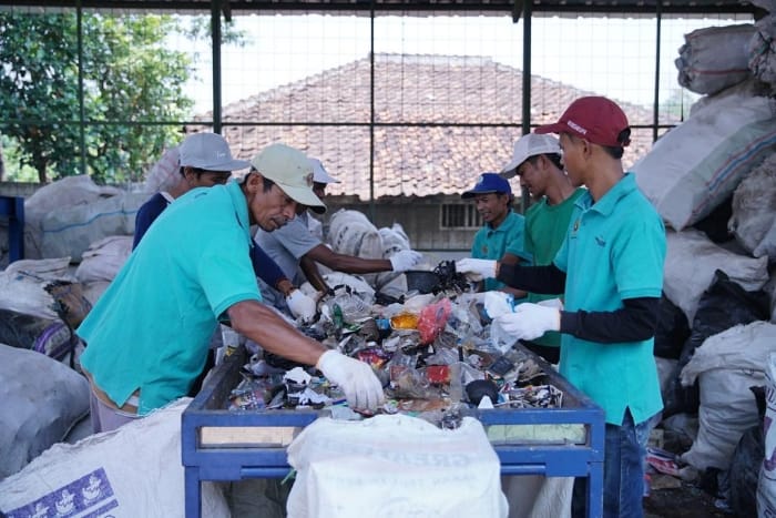 BRI berkolaborasi dengan Yayasan Bening Saguling, yang membantu mengatasi persoalan sampah di Waduk Saguling di sekitar Sungai Citarum, Bandung, Jawa Barat. (Dok. BRI)