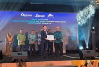 Oscar Chan, GM of Energy Storage International Sales Department at EVE Energy, and En Harman, President of Cenergi SEA, jointly unveiled the energy storage procurement contract.